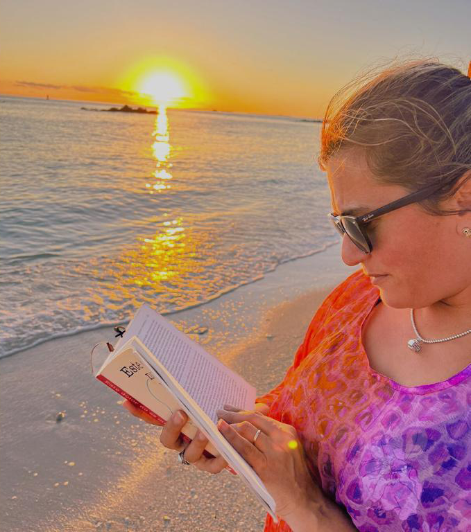Persona leyendo al atardecer